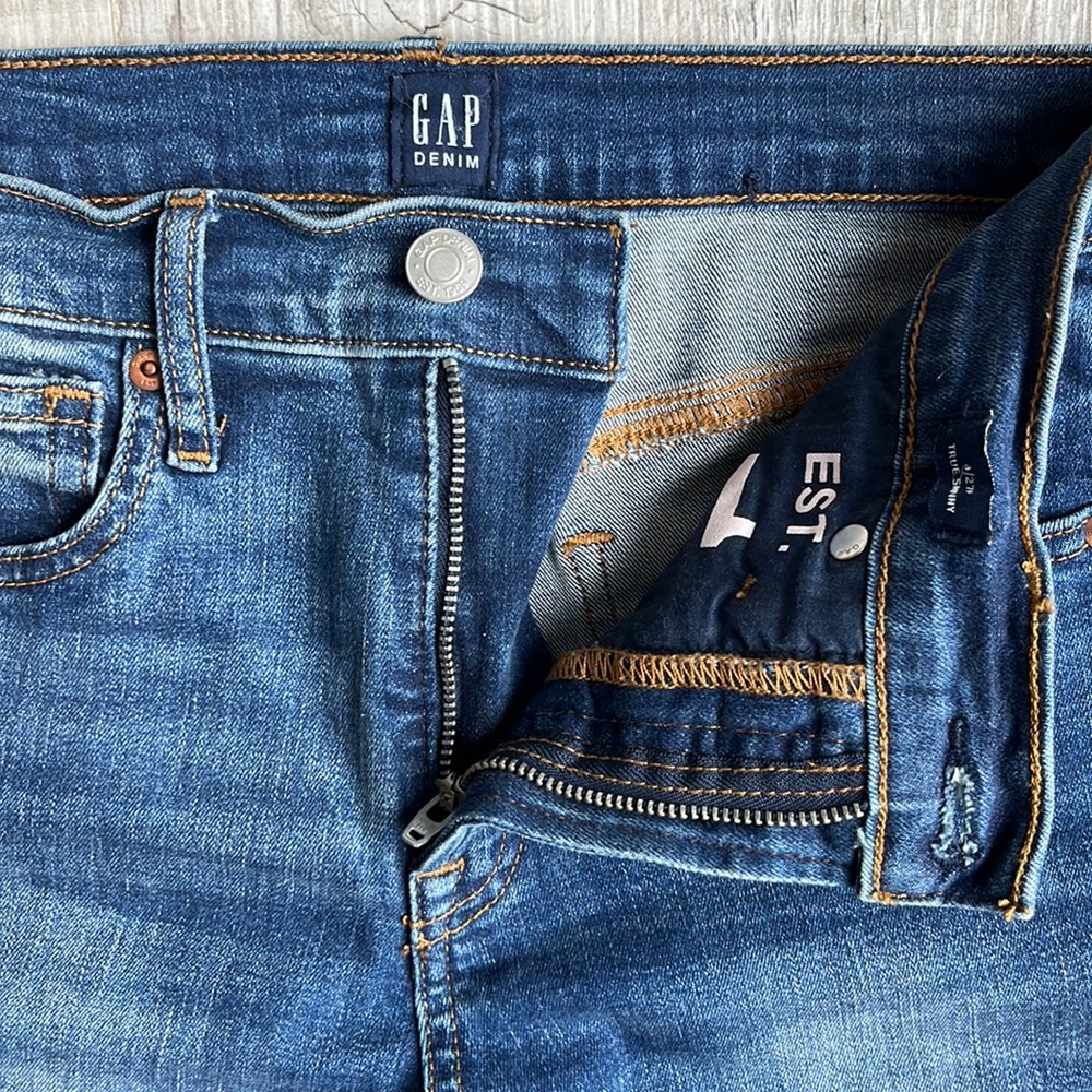 GAP Women’s Jeans Size: 27P TRUE SKINNY Color:‎ Blue